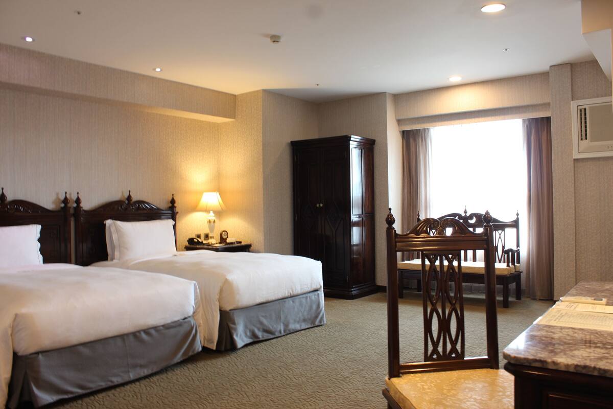 Deluxe Room, 2 Single Beds | Hypo-allergenic bedding, down duvets, in-room safe, desk