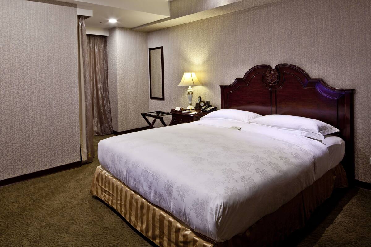 Royal Suite | Hypo-allergenic bedding, down duvets, in-room safe, desk