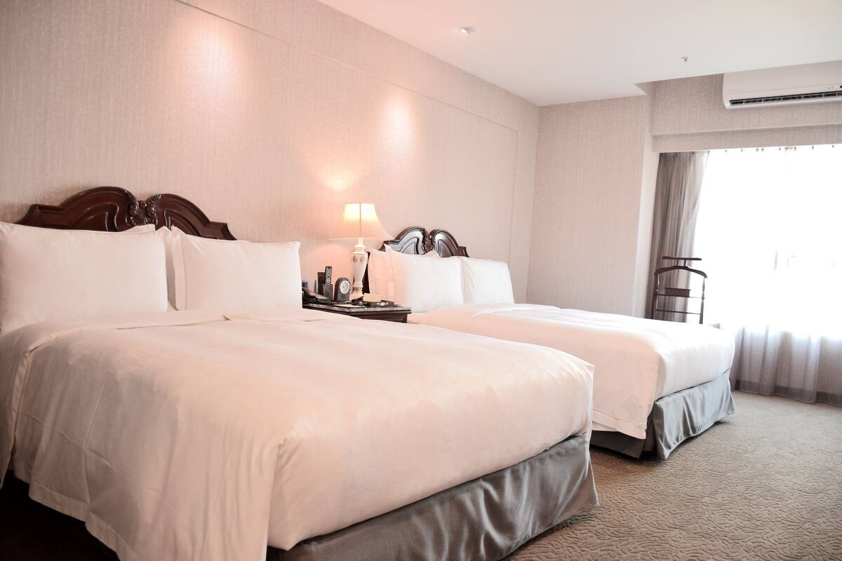 Seasons Suite | Hypo-allergenic bedding, down duvets, in-room safe, desk
