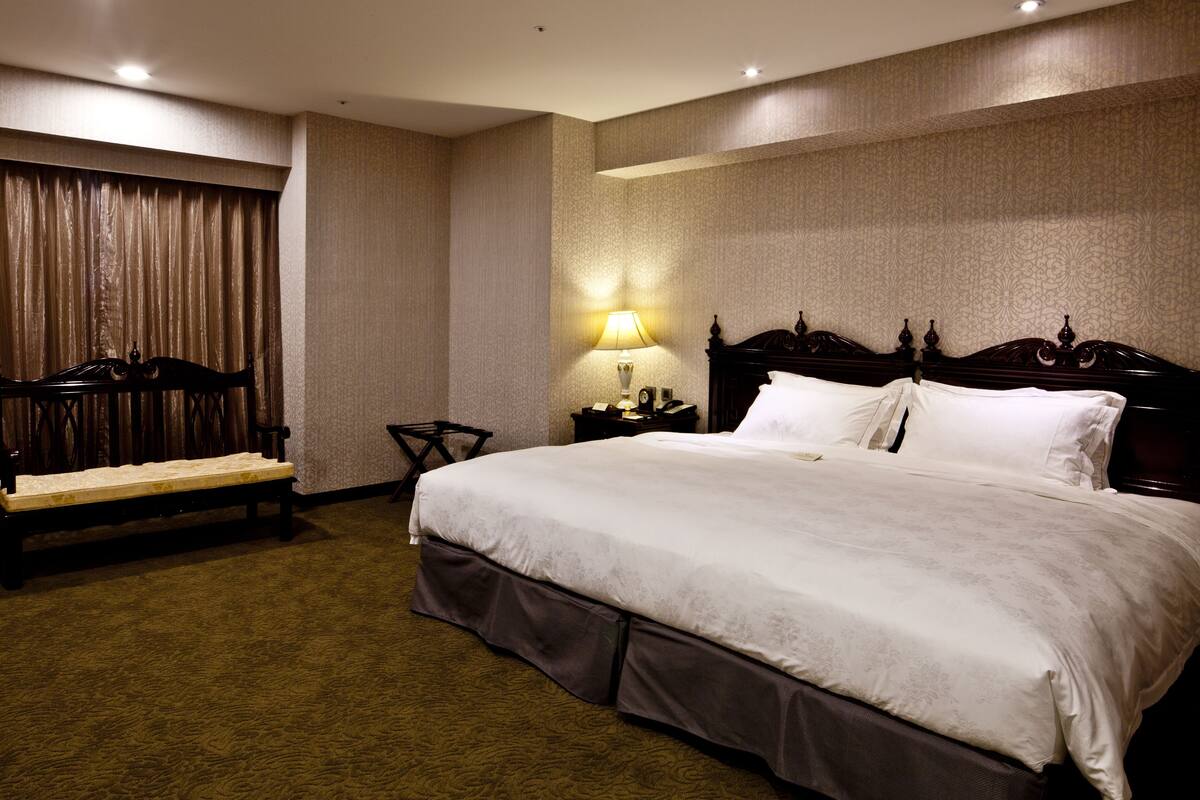 Deluxe Double Room | Hypo-allergenic bedding, down duvets, in-room safe, desk