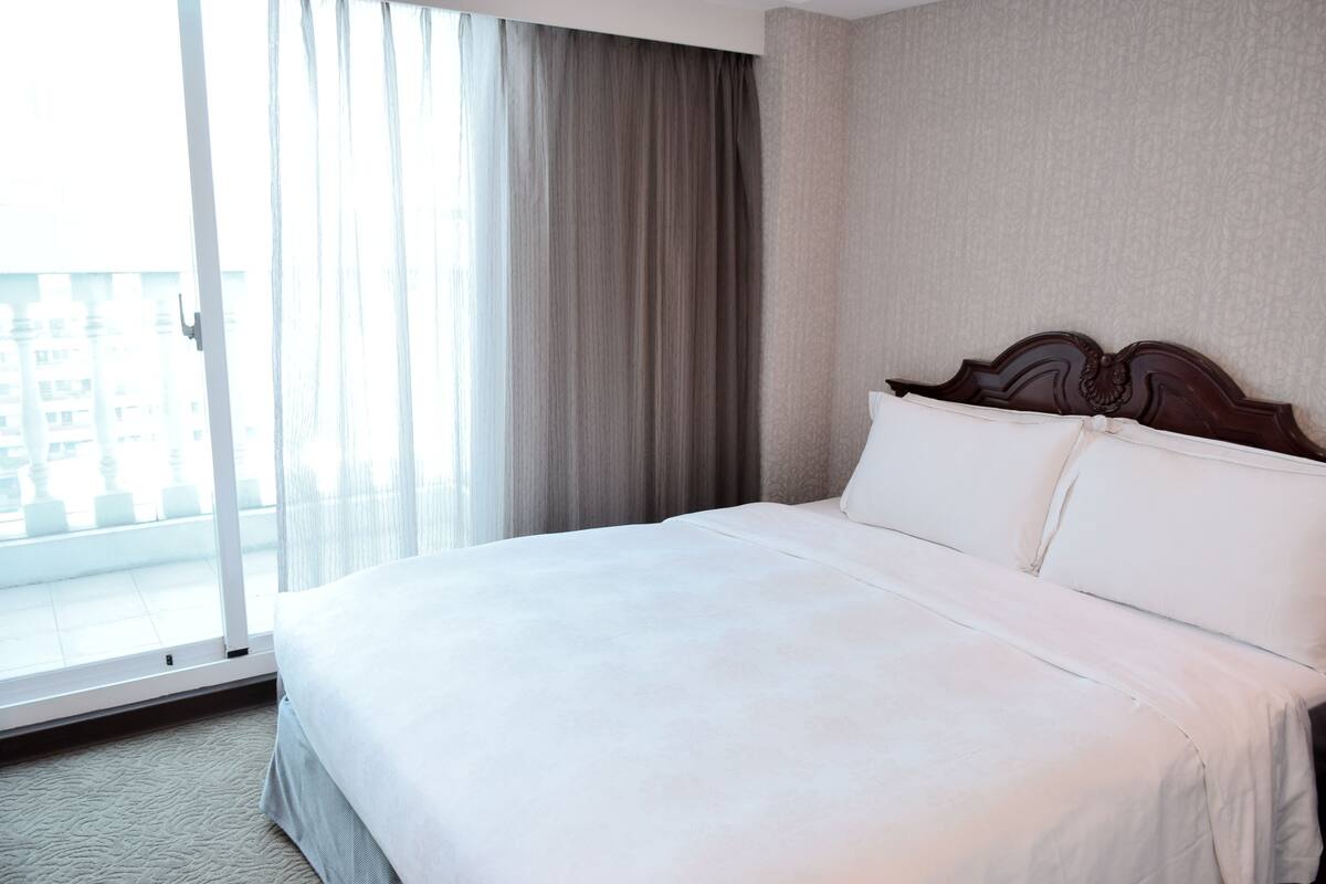 Hypo-allergenic bedding, down duvets, in-room safe, desk