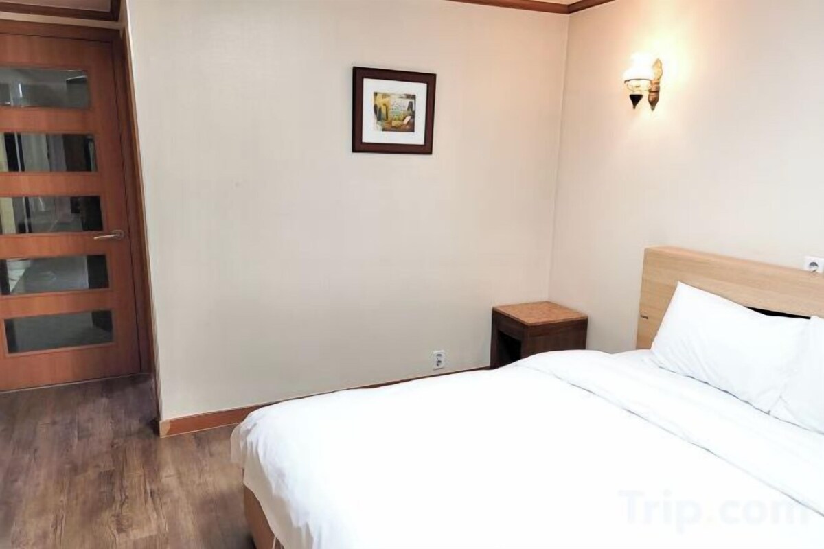 Minibar, desk, WiFi (free), bed sheets
