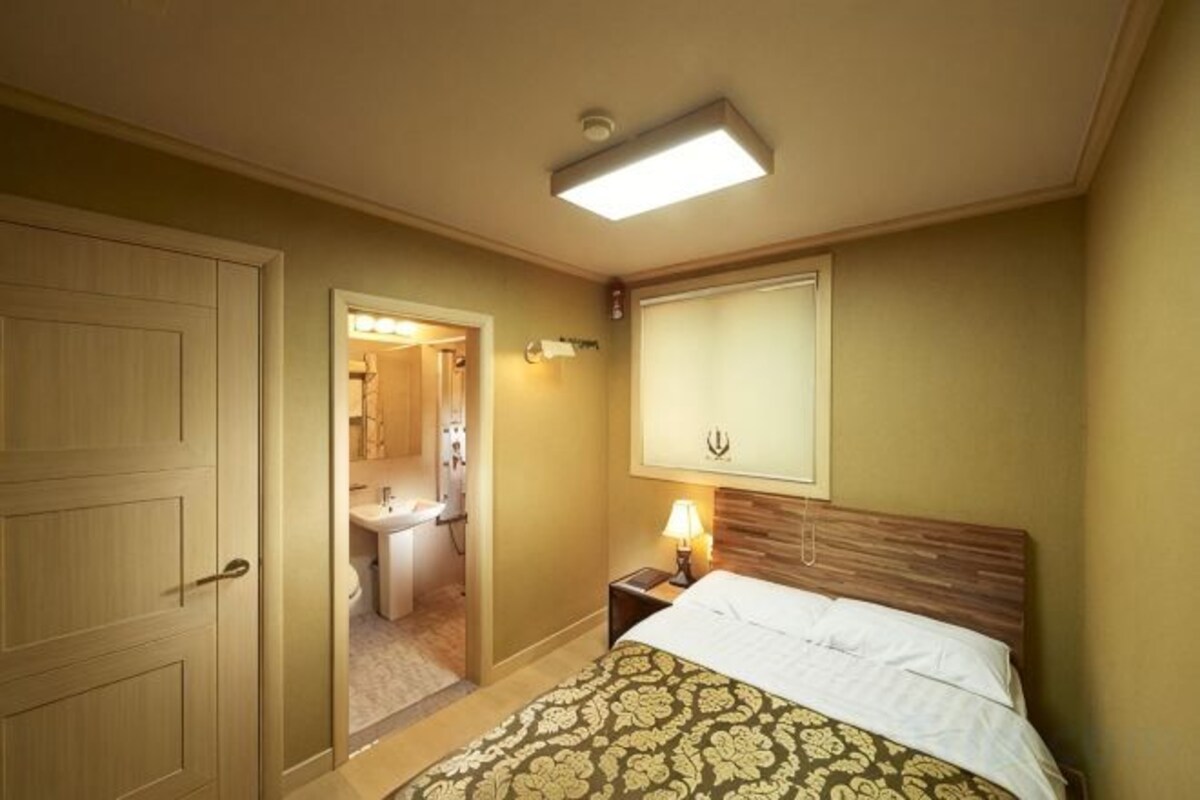 Minibar, desk, WiFi (free), bed sheets