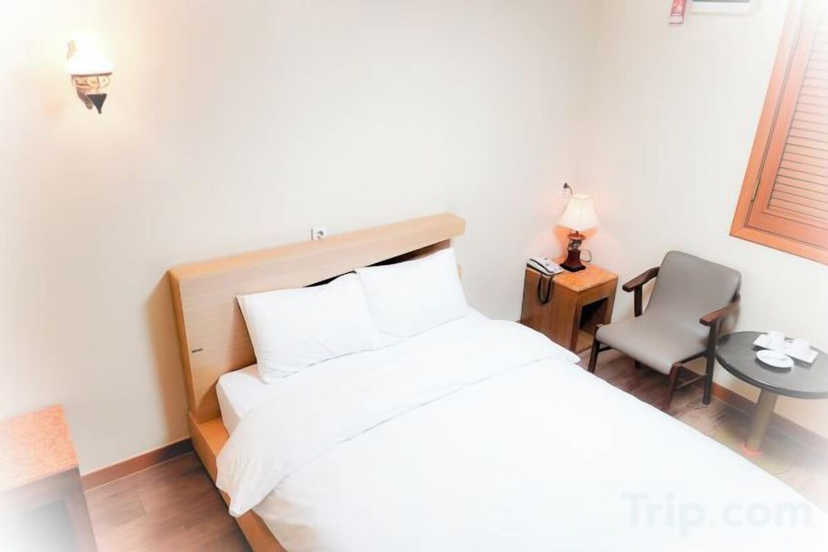 Minibar, desk, WiFi (free), bed sheets
