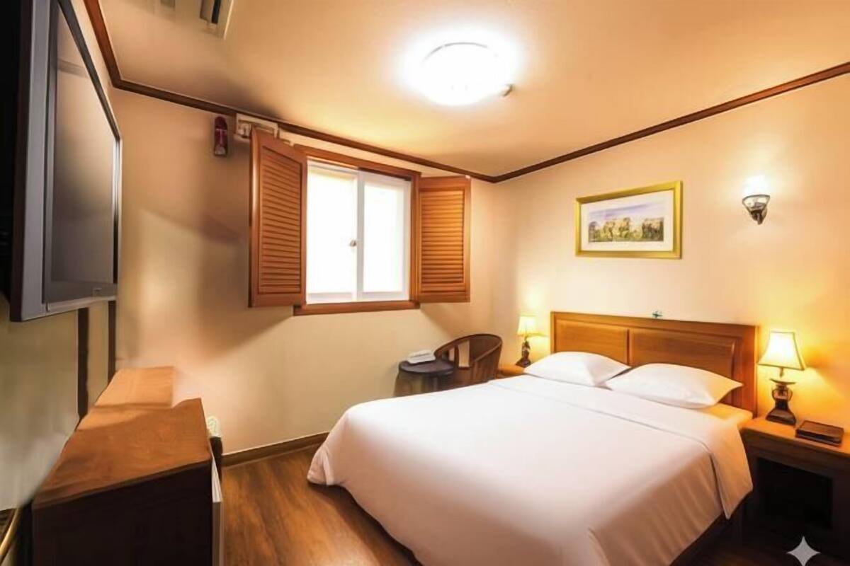 Minibar, desk, WiFi (free), bed sheets