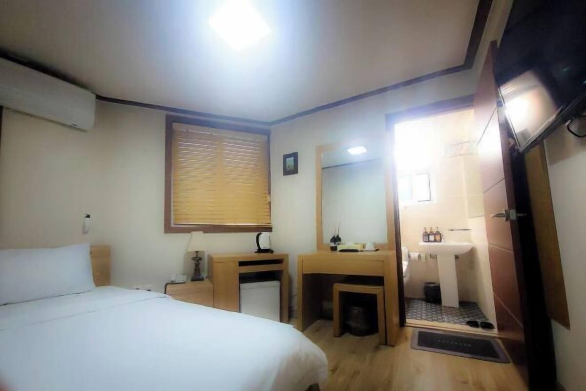 Minibar, desk, WiFi (free), bed sheets