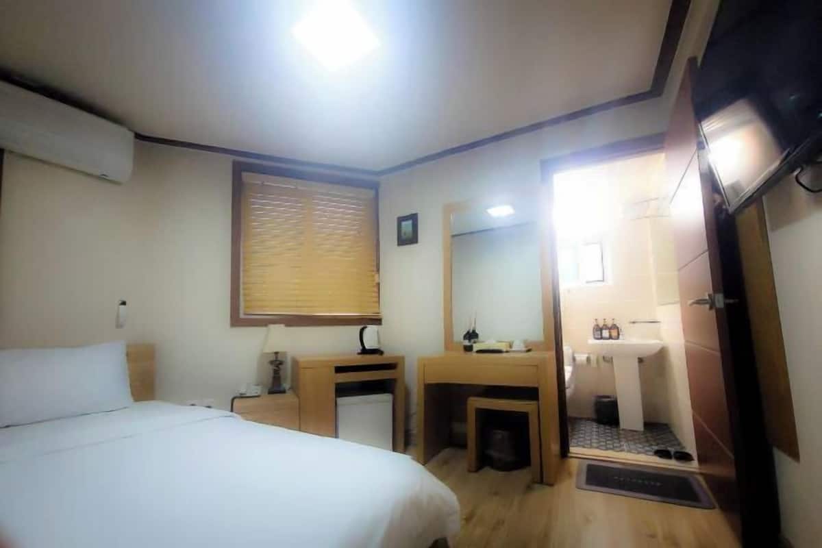 Minibar, escritorio, wifi gratis y ropa de cama