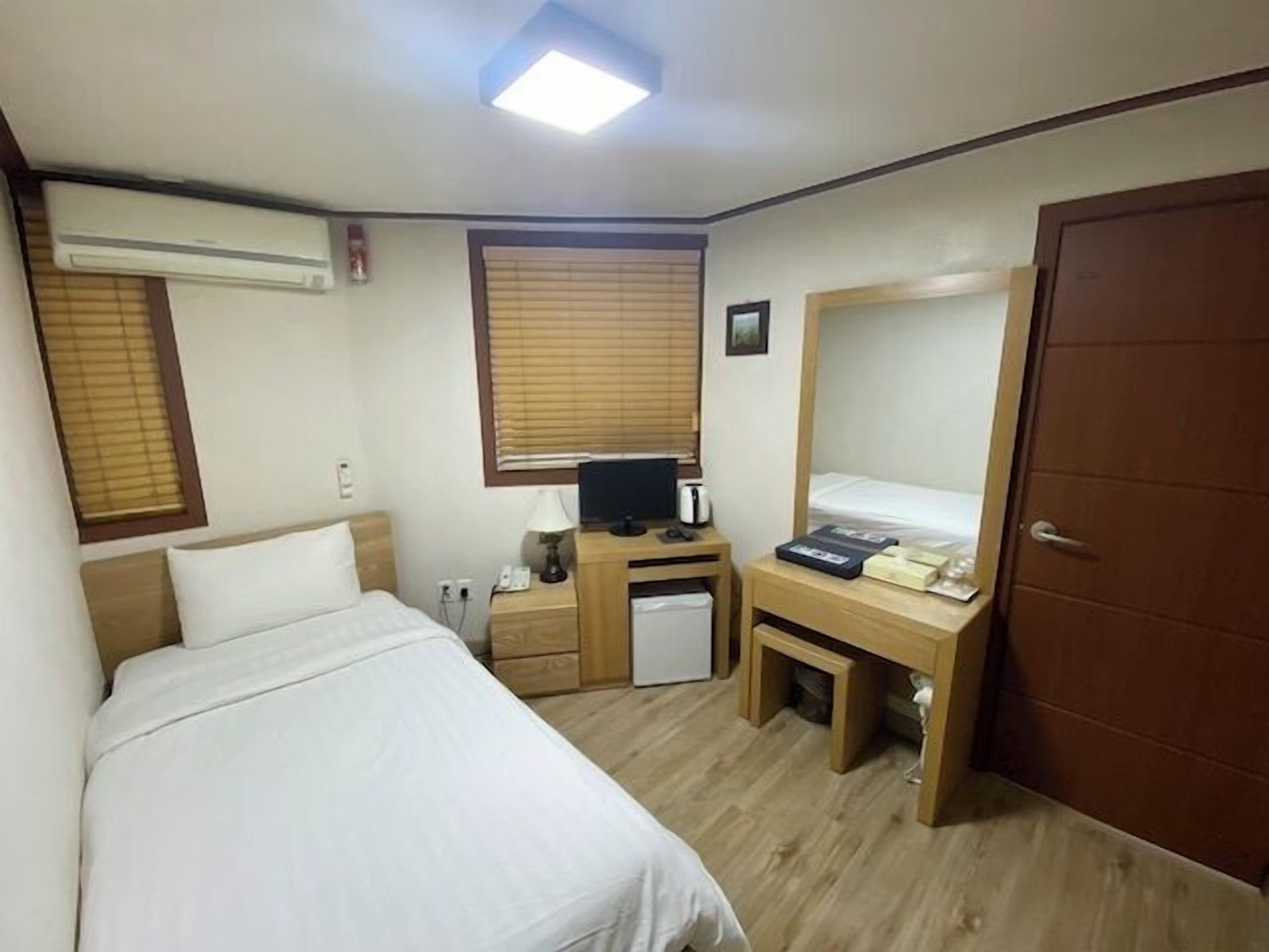 Minibar, escritorio, wifi gratis y ropa de cama 