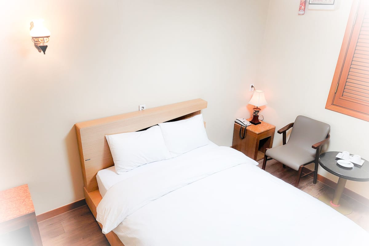 Double Room | Minibar, desk, free WiFi, bed sheets