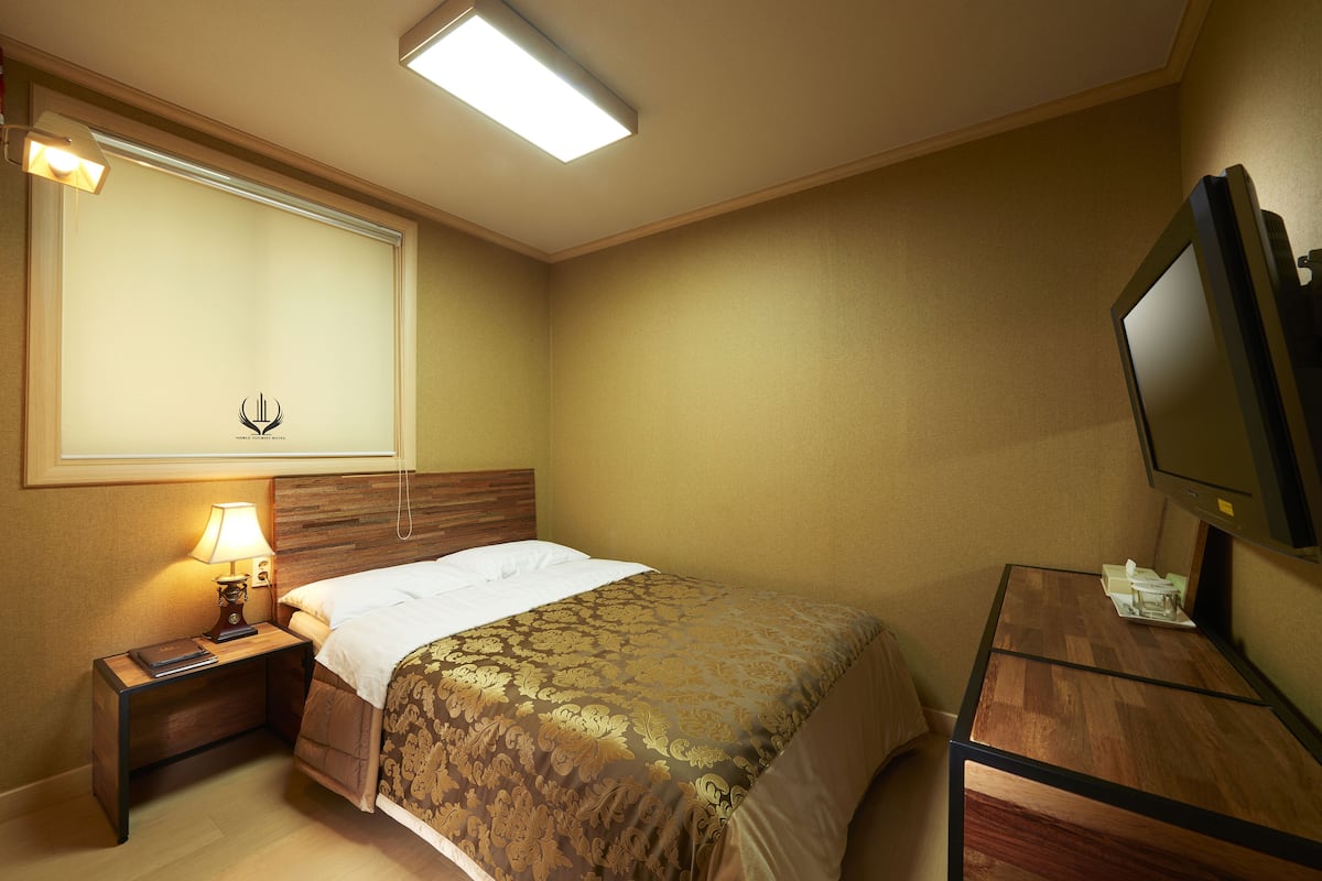 Economy Double Room | Minibar, desk, free WiFi, bed sheets