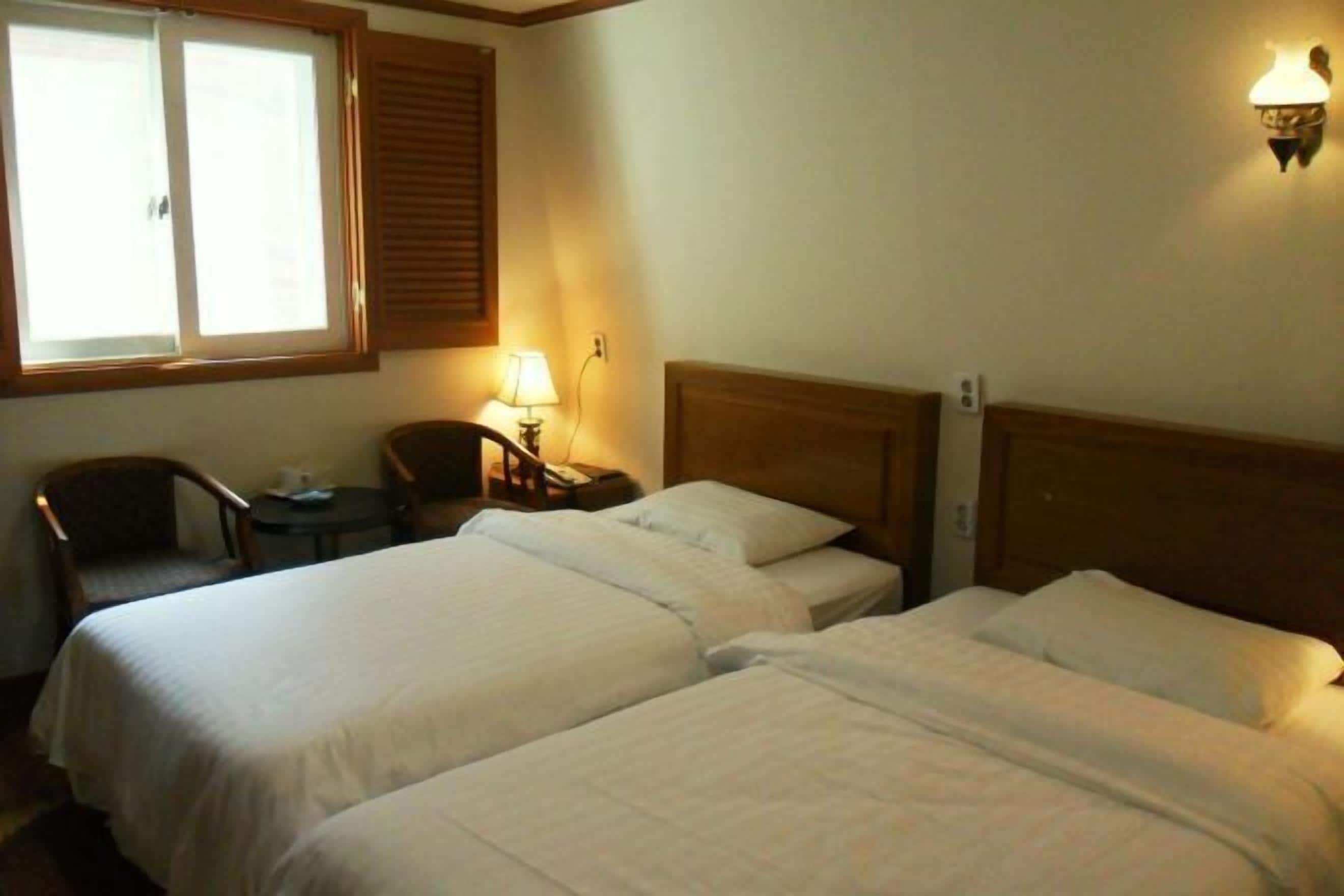 Minibar, escritorio, wifi gratis y ropa de cama 