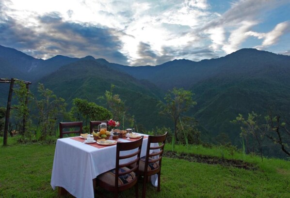 2 restaurants, local cuisine - Club Mahindra Gangtok (Gangtok)