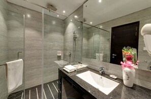 Deluxe room | Bathroom | Free toiletries, hair dryer, slippers, towels - Hotel Combermere (Shimla)