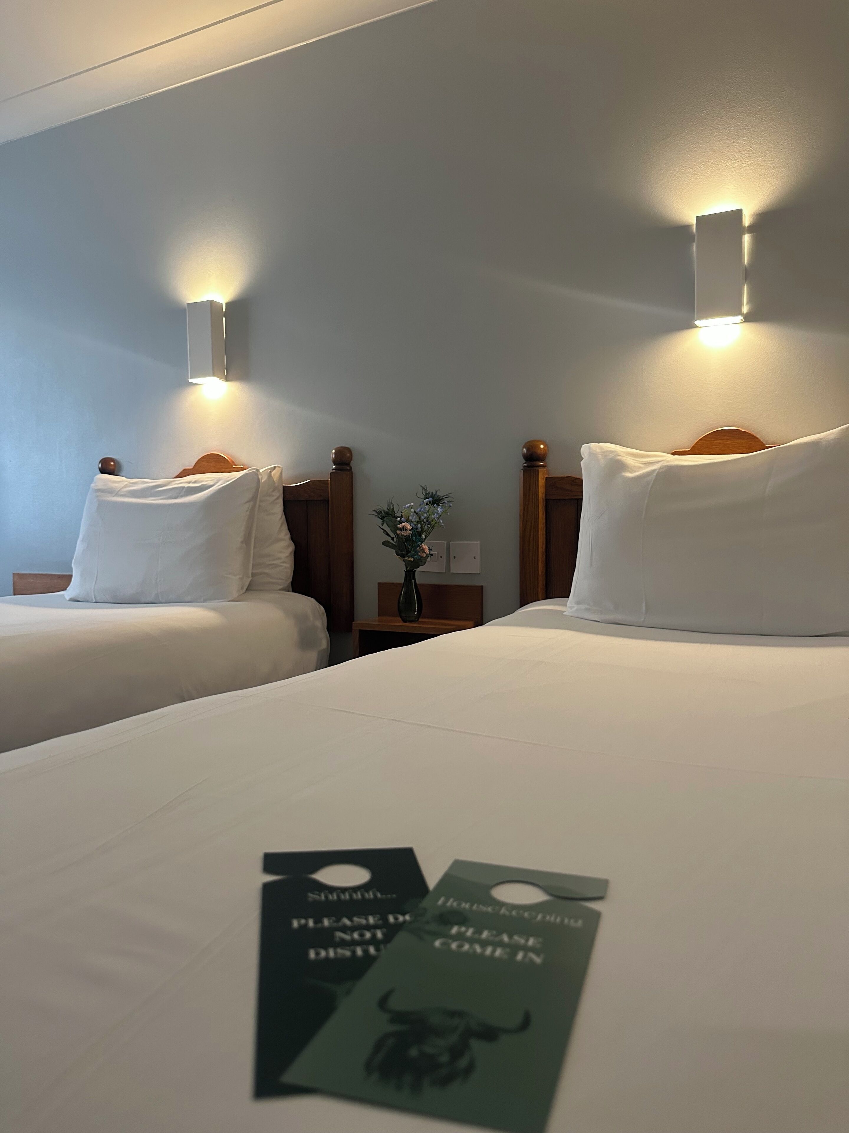 Habitación con 2 camas individuales, para no fumadores | Escritorio, espacio para trabajar con laptop y cortinas blackout 