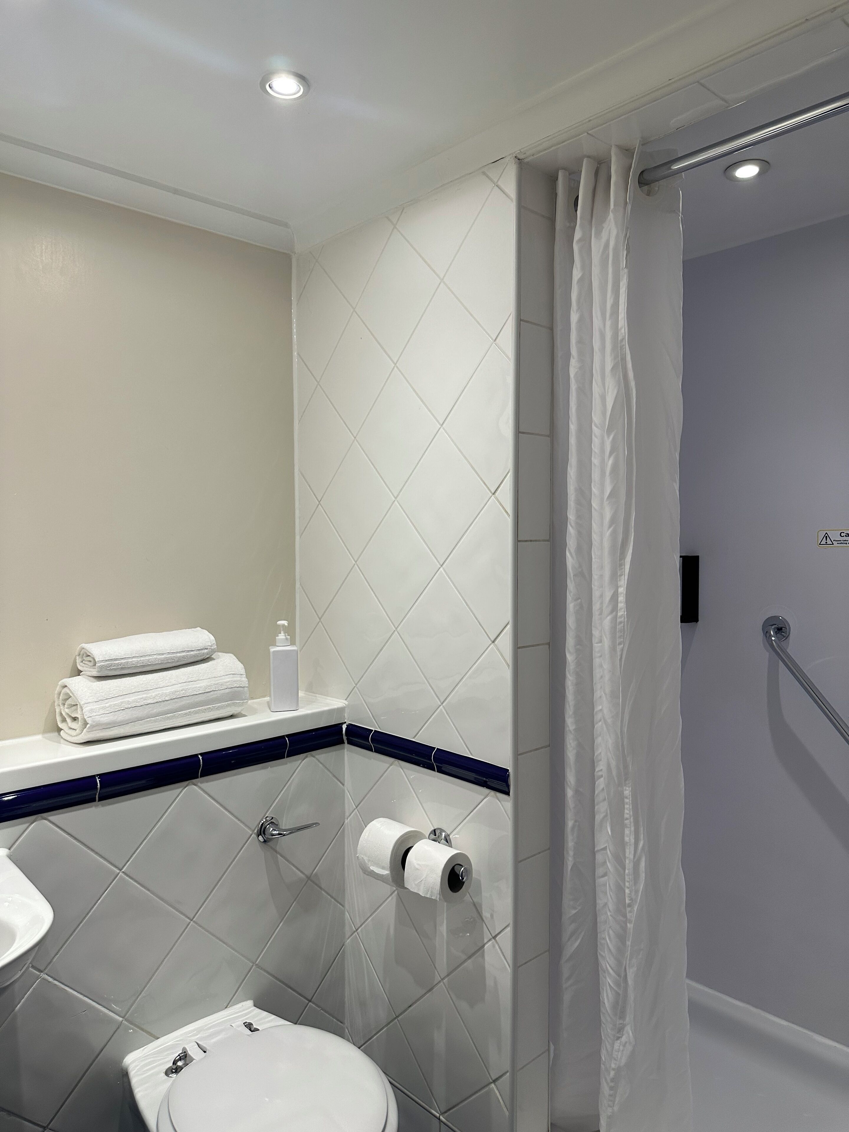 twin room, non smoking | bathroom | shower, rainfall showerhead, eco-friendly toiletries, towels