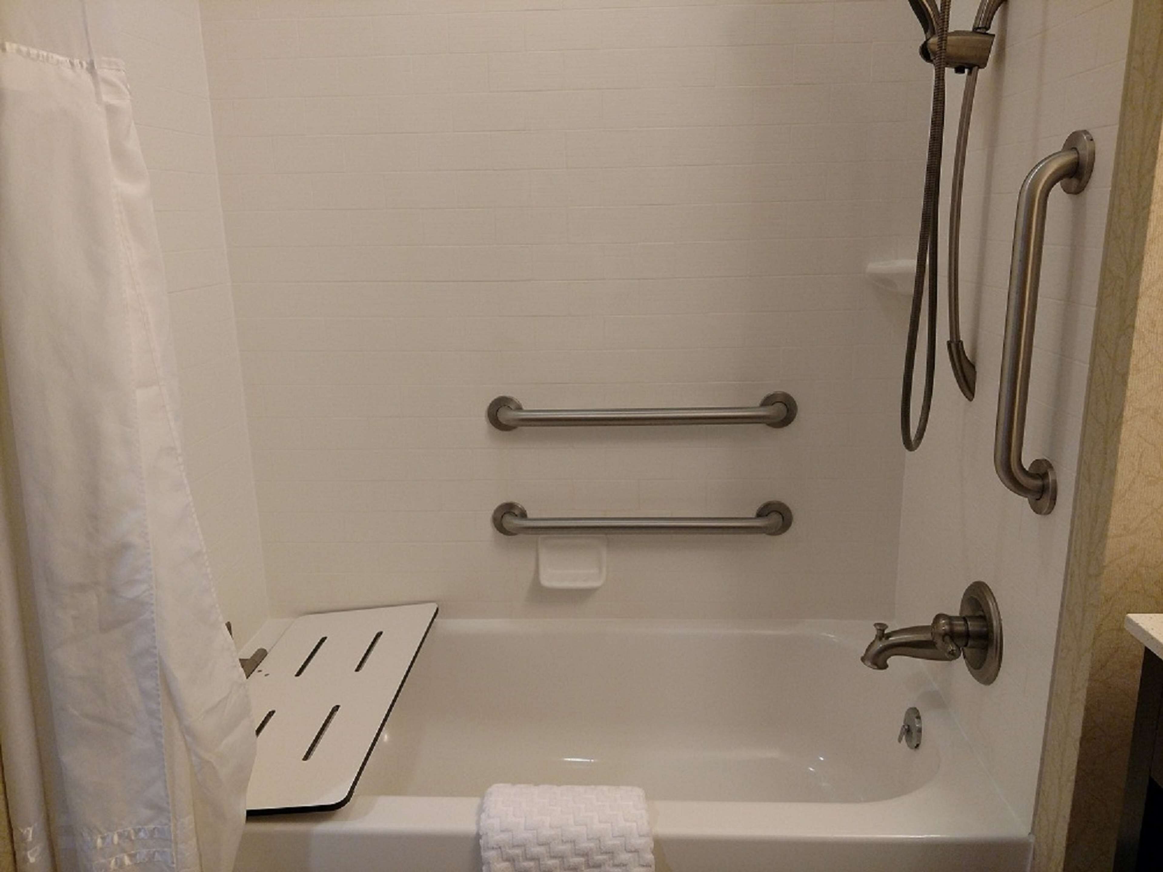 combined shower/bathtub, free toiletries, hair dryer, towels