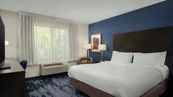 Kamer, 1 kingsize bed | Luxe beddengoed, pillowtop-bedden, een kluis op de kamer, een bureau