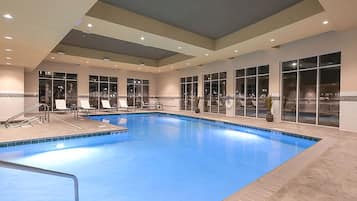 Innendørsbasseng og solsenger