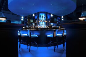 Bar (on property) - Holiday Inn Hotel & Suites East Peoria by IHG (East Peoria)