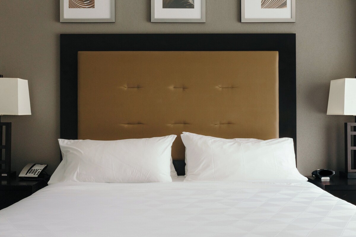 Junior Suite, 1 King Bed (Addl Living Area) | Premium bedding, in-room safe, blackout curtains, soundproofing