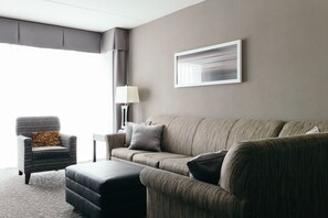 Svit - 1 sovrum (2 Queen, Sofa Bed) | Sängtillbehör av högsta kvalitet och värdeförvaringsskåp på rummet