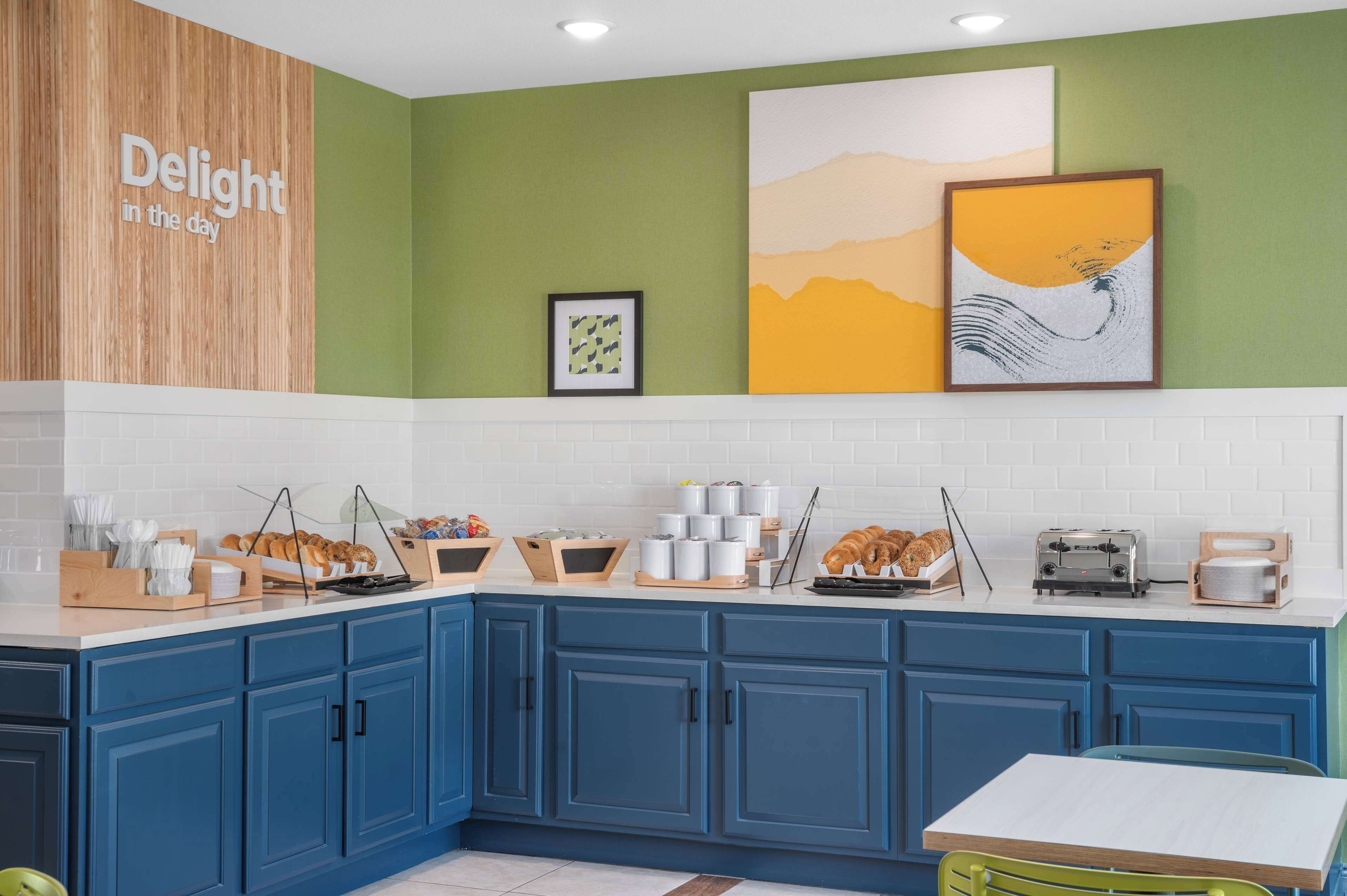 free daily continental breakfast