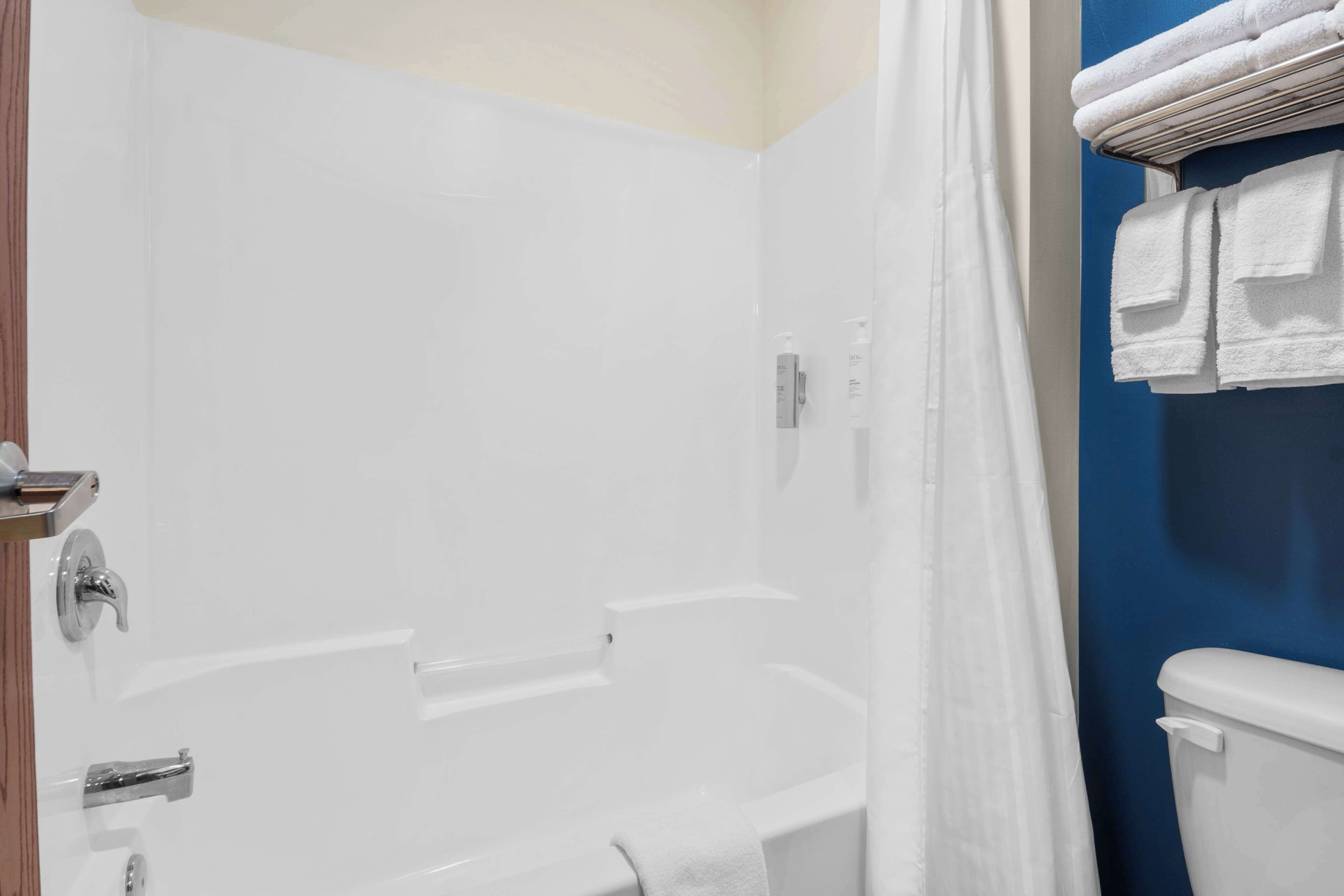 combined shower/bathtub, deep-soaking bathtub, free toiletries