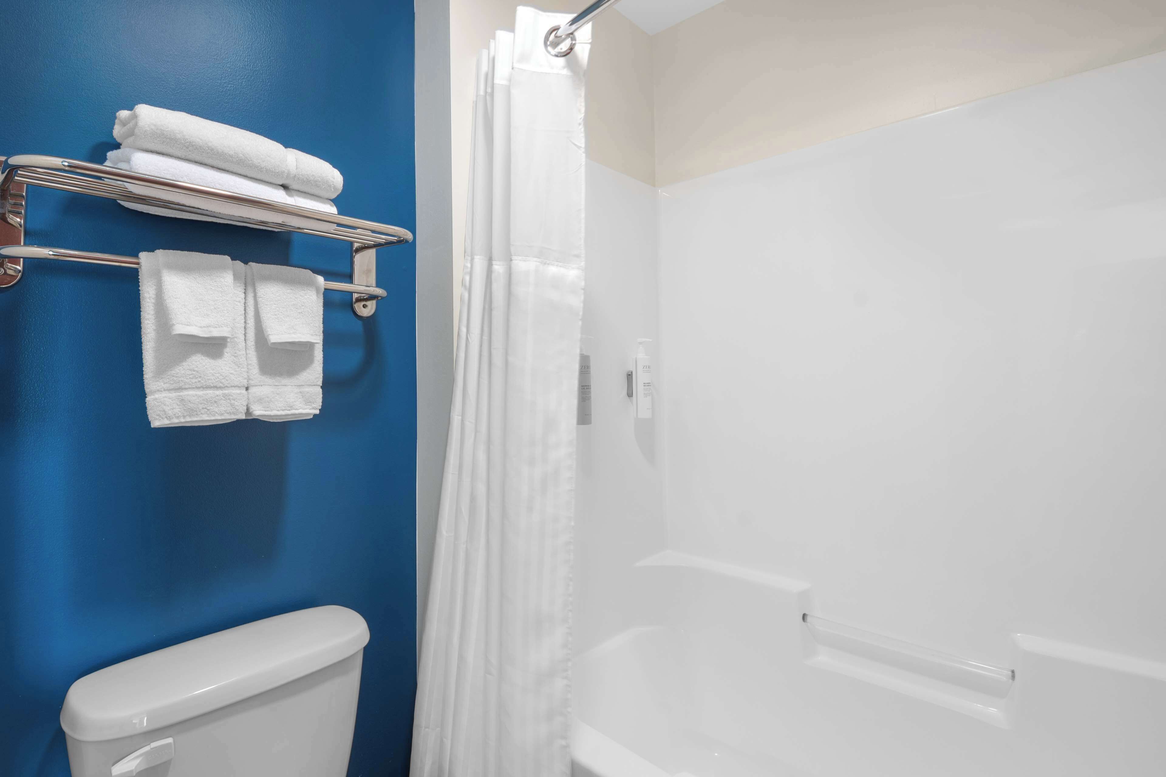 combined shower/bathtub, deep-soaking bathtub, free toiletries