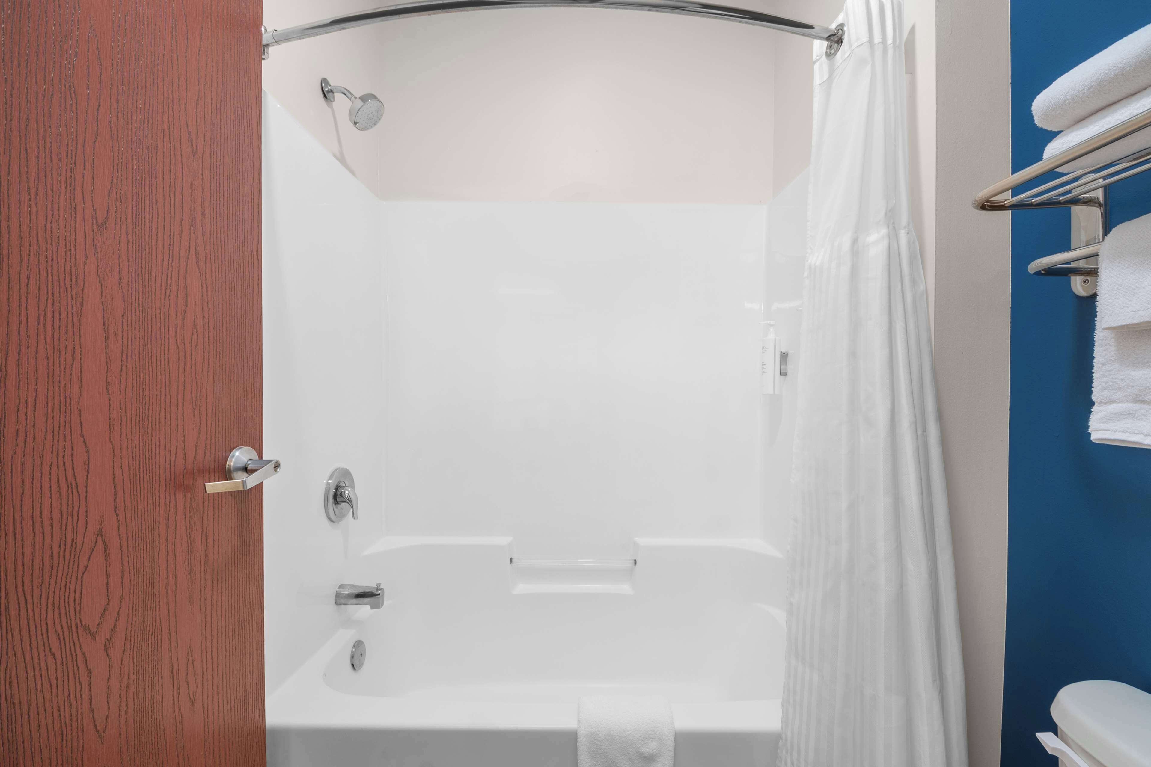 Une salle de bain avec une baignoire, une douche et des toilettes.