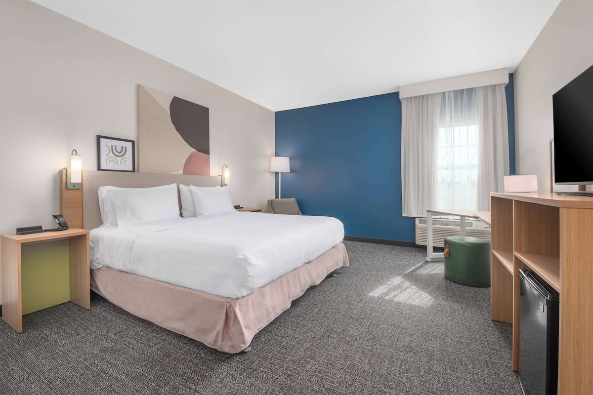 Habitación, 1 cama King size, con acceso para personas discapacitadas, tina (Mobility & Hearing) | Ropa de cama de alta calidad, edredón y decoración personalizada