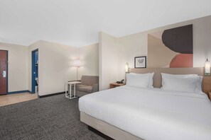 Habitación, 1 cama de matrimonio grande con sofá cama | Zona de estar | Televisión LCD de 42 pulgadas con canales por cable, una televisión