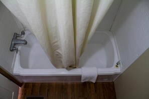 Combined shower/tub, free toiletries, shampoo - Cotulla Homes (Cotulla)
