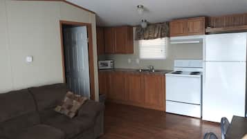 Full-sized fridge, microwave, oven, stovetop