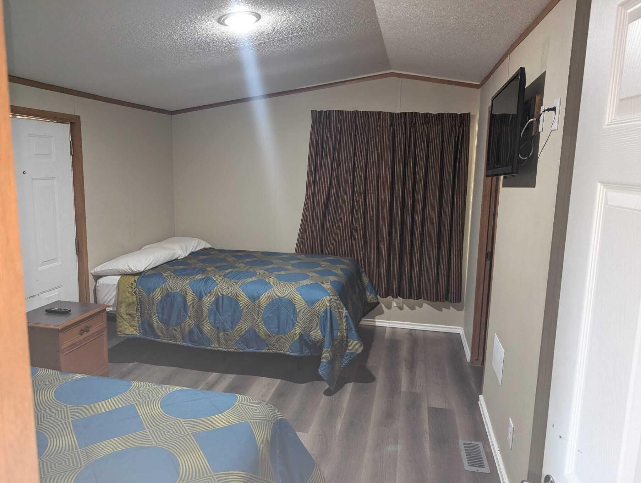 Bộ đồ giường cao cấp, nệm cao su hoạt tính (memory foam), bàn 