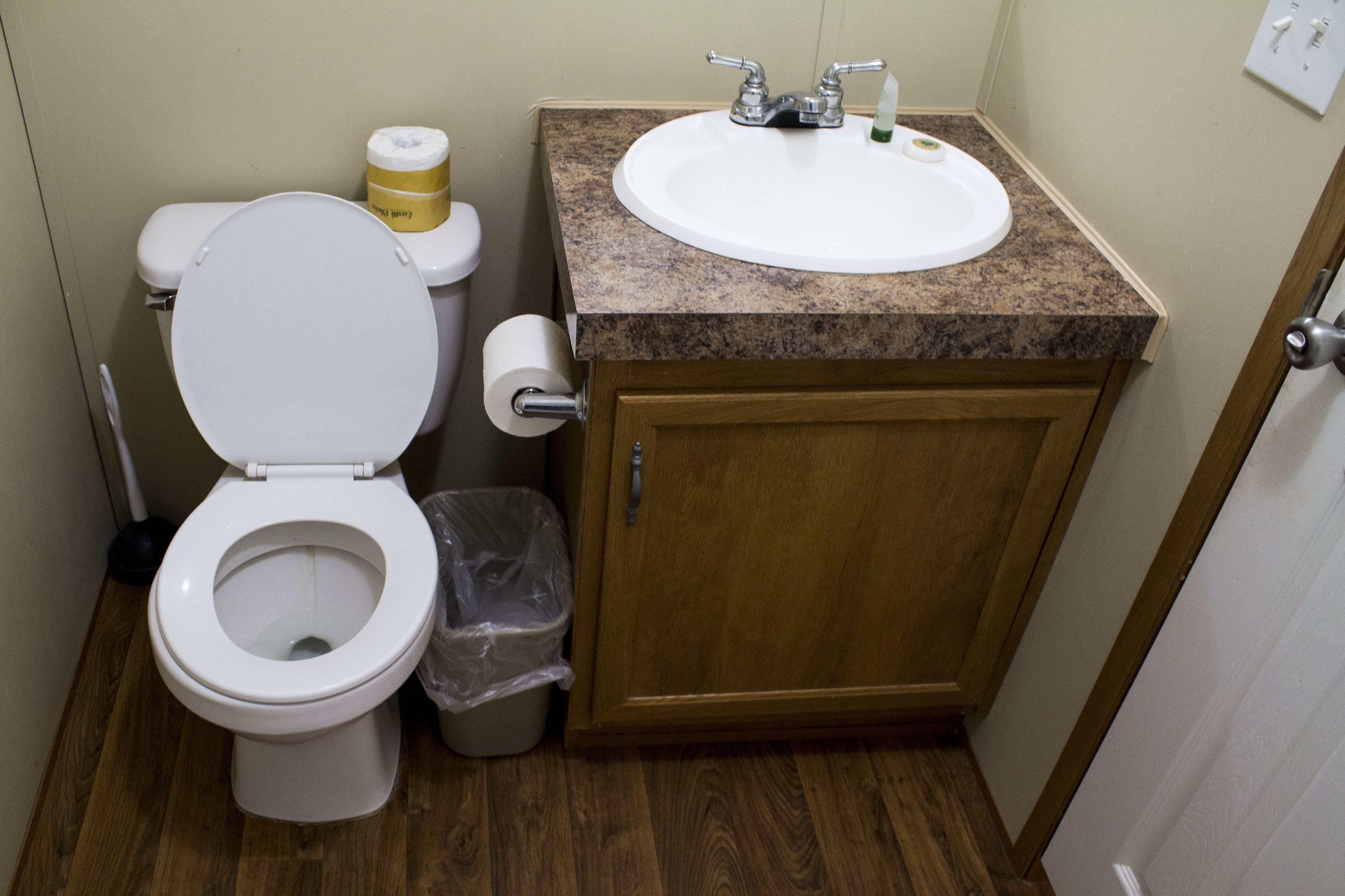 Combined shower/tub, free toiletries, shampoo