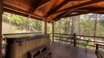 Honeymoon Cabin | Balcony