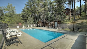 Außenpool (je nach Saison geöffnet), Liegestühle