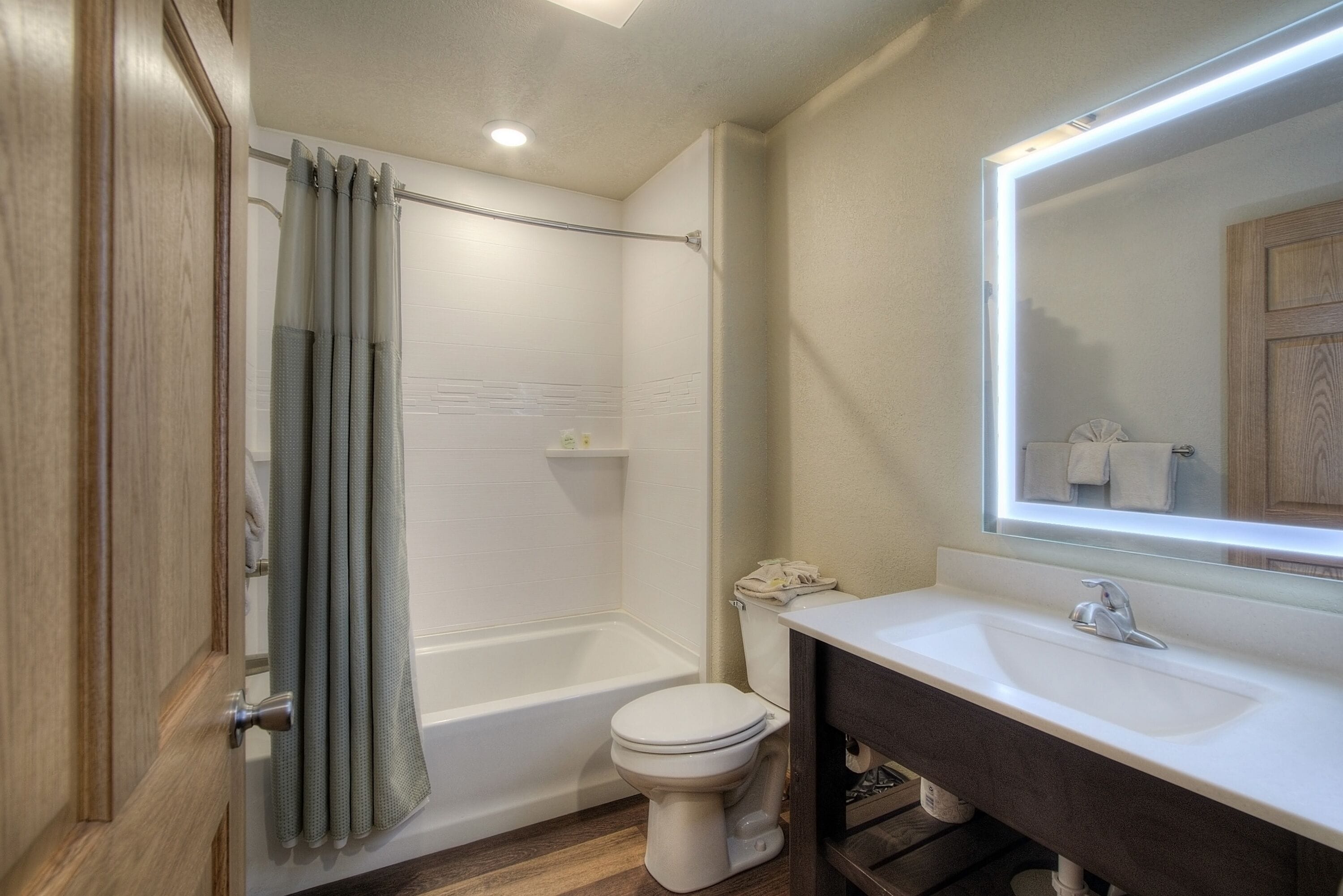 Un baño con bañera, inodoro y lavamanos.
