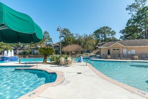 2 개의 야외 수영장, 수영장 파라솔, 일광욕 의자