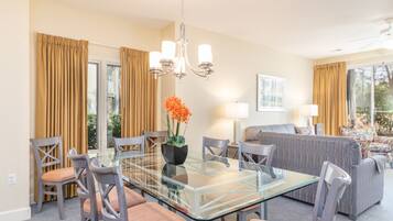 Classic Condo, 2 Bedrooms, 2 Bathrooms | In-room dining