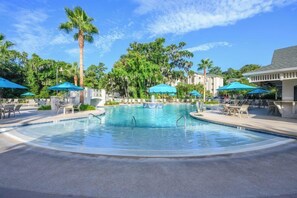 3 kolam renang outdoor, dengan payung kolam renang dan kursi berjemur