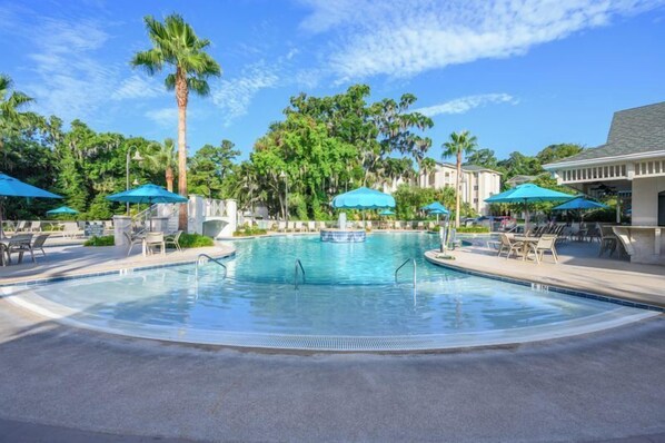 3 outdoor pools, pool umbrellas, sun loungers