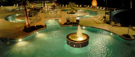 3 piscines extérieures, parasols de plage, chaises longues