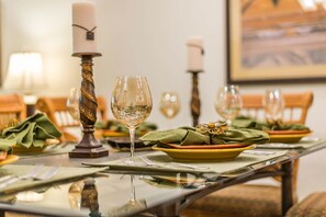 Condo 3 Bedroom (North) | 房內用餐區