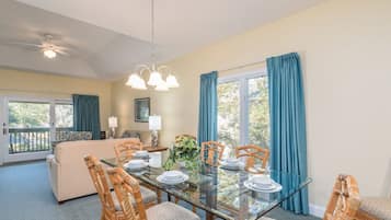 Condo, 3 Bedroom (East) | 私人厨房 | 微波炉、炉灶、洗碗机、茶具/咖啡用具