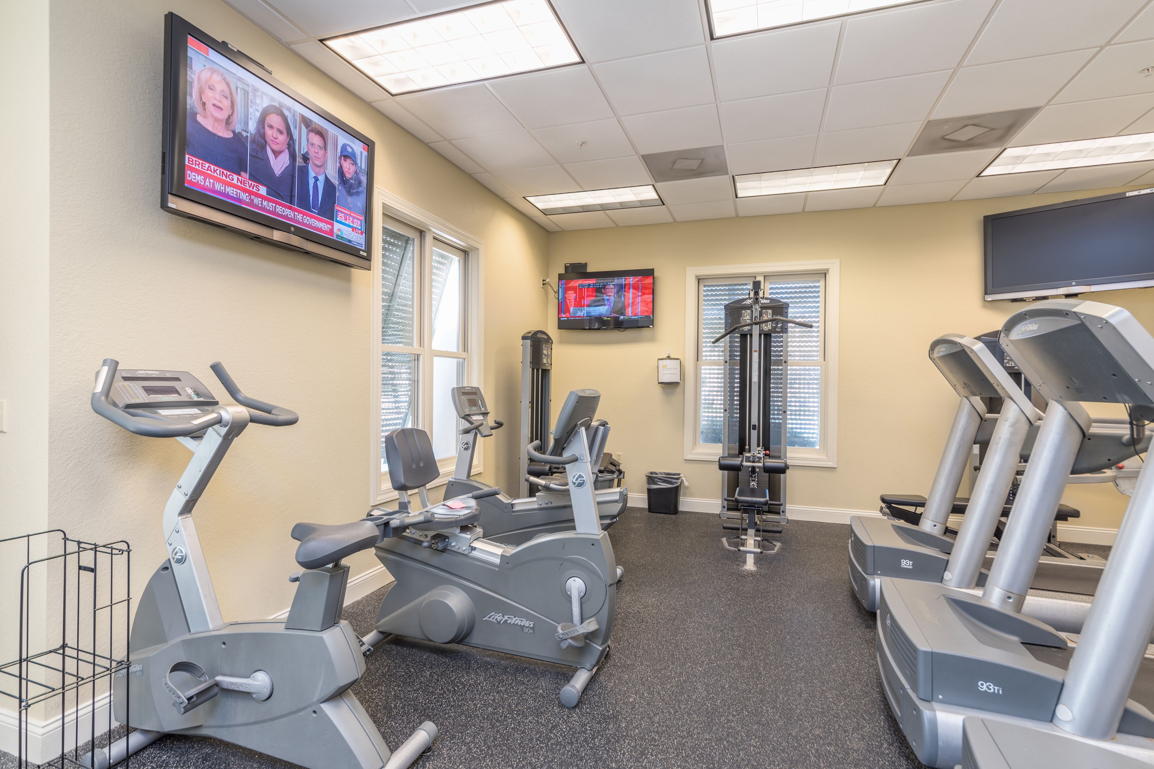 Ein Fitnessstudio mit Ergometer, Laufbändern und Krafttrainingsgeräten.