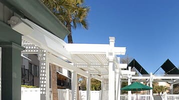 3 室外游泳池,池畔遮阳伞,日光浴躺椅
