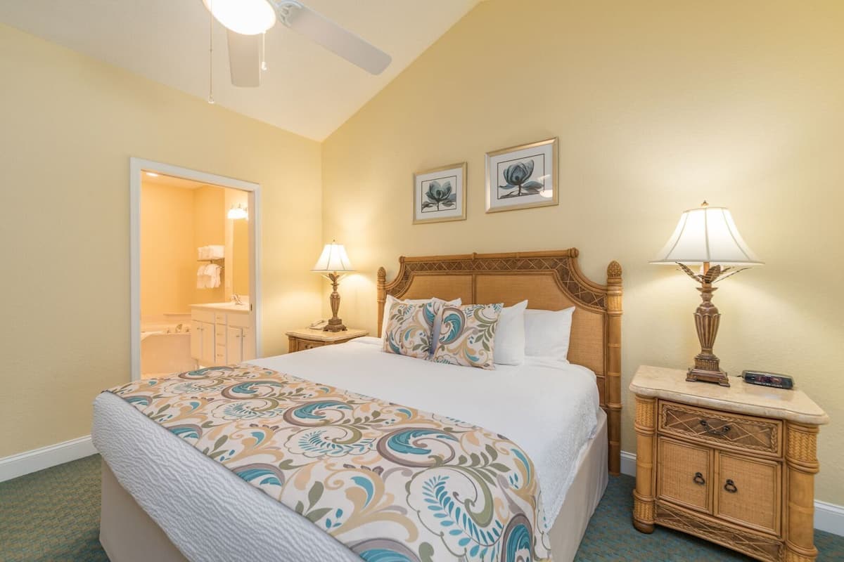 Condo, 3 Bedroom (East) | Una cassaforte in camera, ferro/asse da stiro, Wi-Fi gratuito, lenzuola
