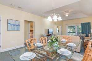 Condo, 3 Bedroom (East) | ครัวส่วนตัว | ไมโครเวฟ, เตาประกอบอาหาร, เครื่องล้างจาน, เครื่องชงกาแฟ/ชา