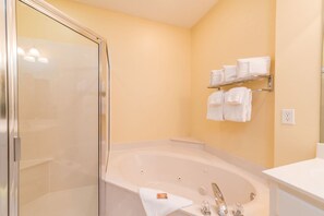 Condo, 3 Bedroom (East) | Baño | Artículos de higiene personal gratuitos, secador de pelo y toallas